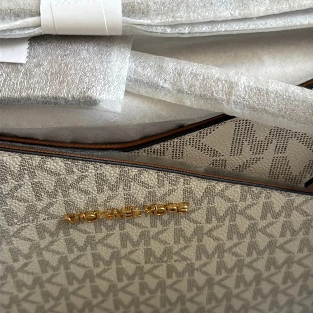 Michael Kors Patterned Tote with Gold Accents Women’s Girls Juniors NWT - Picture 5 of 8